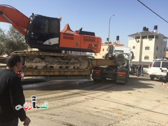 فيديو: قوات كبيرة ومُدججة بالدبابات والصواريخ تهدم اساسات بيت الشيخ غازي عيسى بحجة البناء في ارض المنهال ...